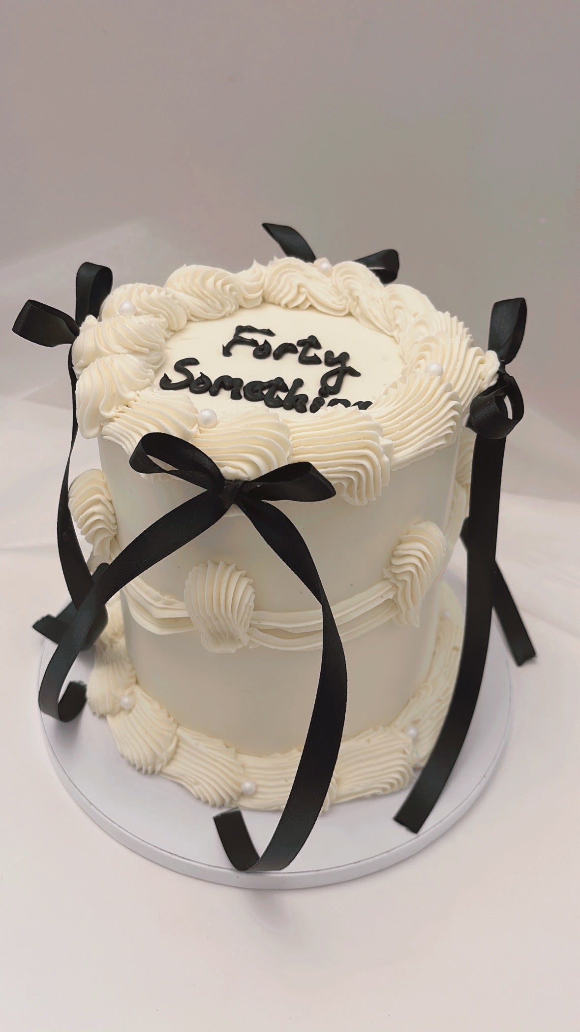 Black bow Lambeth cake