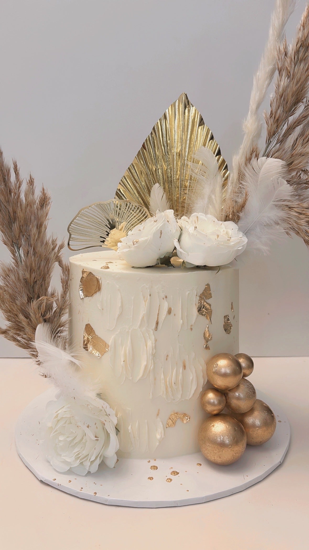 White & Gold feather cake