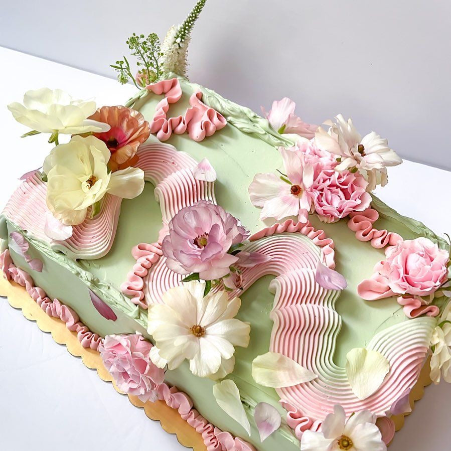 Floral tray bake cake