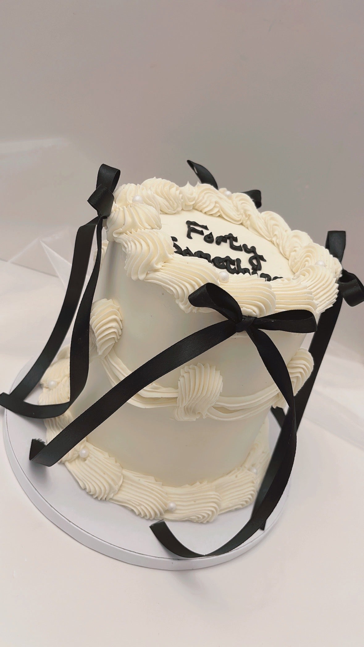 Black bow Lambeth cake