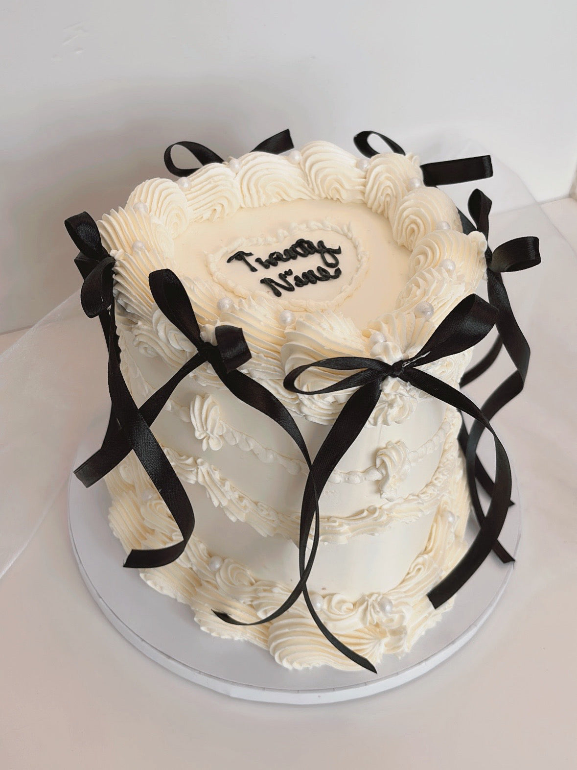 Black bow Lambeth heart cake