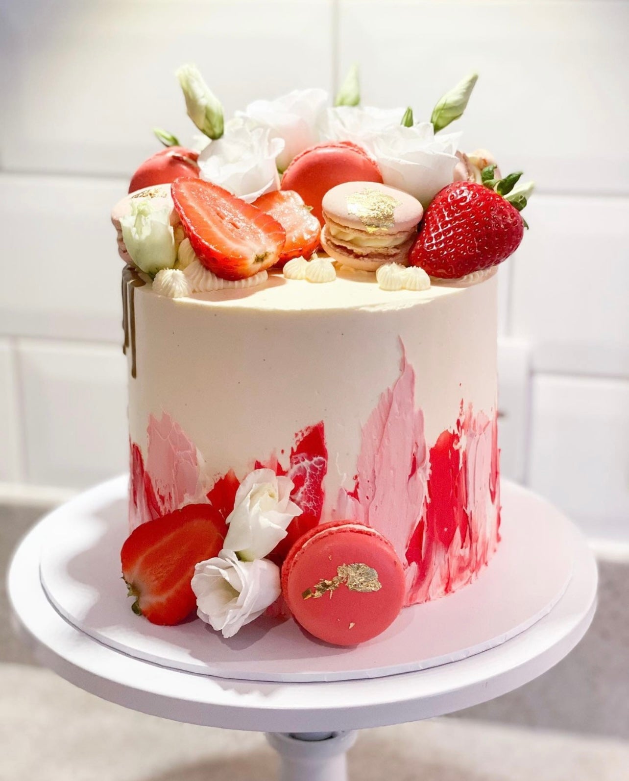 Textured strawberry & macaroon cake